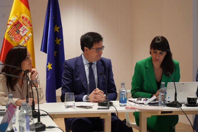 El ministro para la Transformación Digital y de la Función Pública, Óscar López,  junto con la secretaria de Estado de Digitalización e Inteligencia Artificial, María González Veracruz, también presidenta de la Aesia y la alcaldesa de A Coruña, Inés Rey