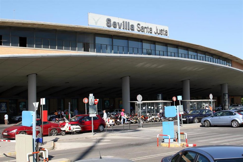 Archivo - Fachada principal de la estación ferroviaria de Santa Justa.