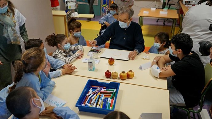 El pintor blanqueño Pedro Cano imparte un taller de pintura a los niños ingresados en el hospital Virgen de la Arrixaca, dentro de las actividades de conmemoración del 50 aniversario del centro