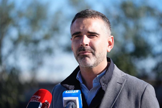 El consejero de Agricultura, Ramón Fernández-Pacheco, este viernes en declaraciones a los medios en Lebrija (Sevilla).