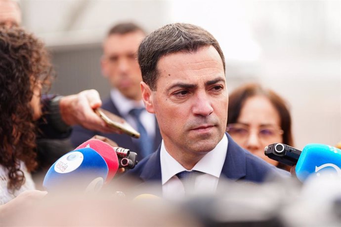 El lehendakari responde a las preguntas de la prensa durante su visita al PAC de San Martín