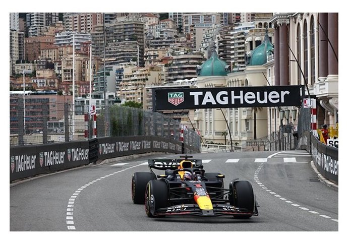 El piloto neerlandés de F1 Max Verstappen (Red Bull) conduce su monoplaza por las calles de Mónaco.
