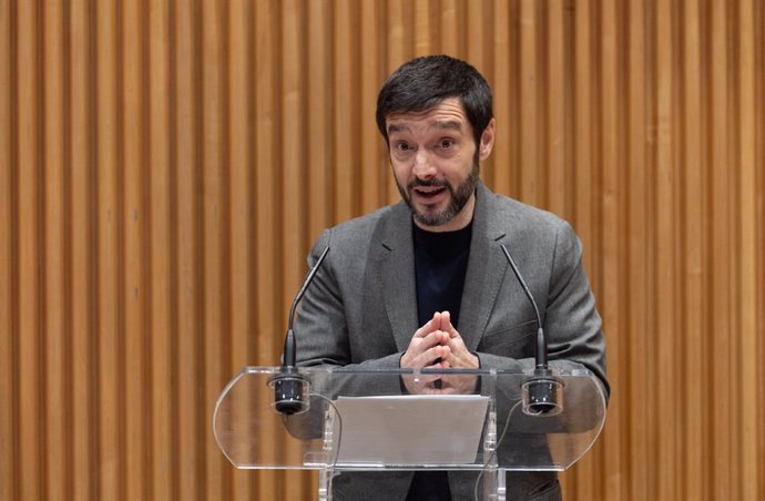 El ministro de Derechos Sociales, Consumo y Agenda 2030, Pablo Bustinduy, interviene durante la clausura de la jornada Plataforma del Voluntariado, en el Congreso de los Diputados, a 7 de febrero de 2025, en Madrid (España). El encuentro está organizado p