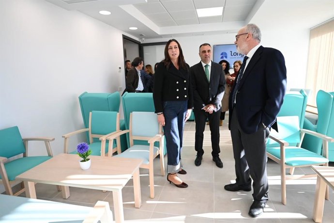 La consejera de Inclusión Social, Loles López, y el presidente de la Diputación de Granada y alcalde de Alhendín, Francis Rodríguez, a su izquierda en la imagen en la residencia Teresa Montes