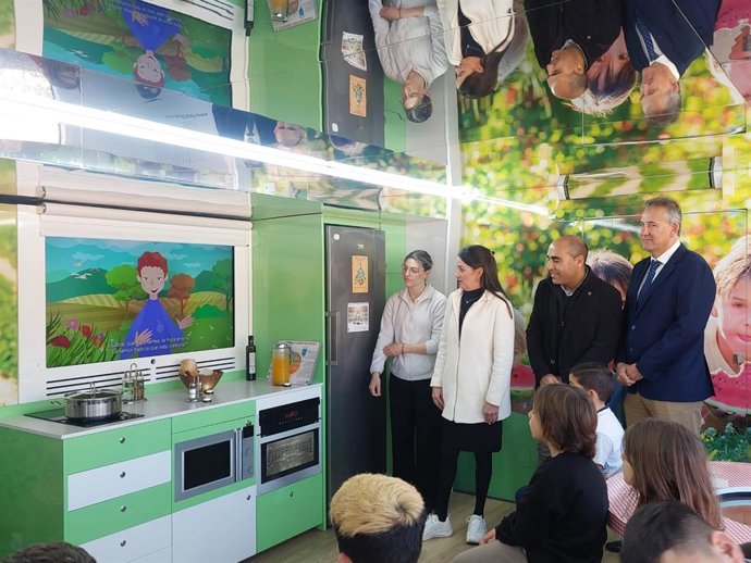 La delegada de la Junta en Almería, Aránzazu Martín, visita el 'Frutibús'.