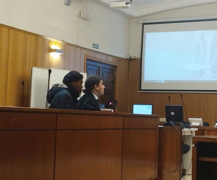 El recluso acusado de meter droga en Villanubla en unos vaqueros niega que fuera para él. En la foto, el encausado y su abogado defensor.