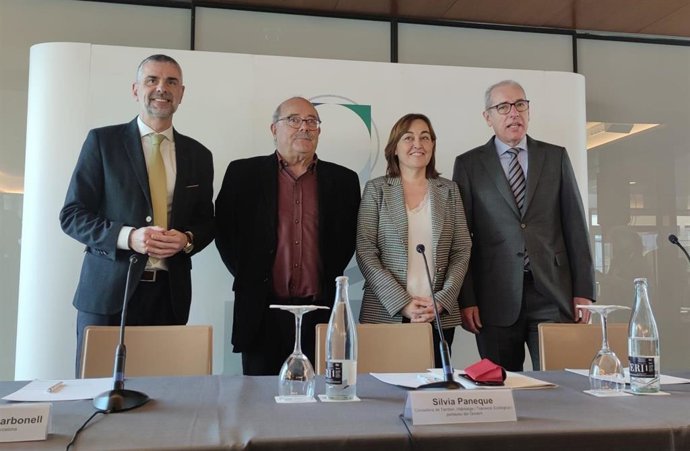 La portavoz del Govern y consellera de Territorio, Sílvia Paneque, junto con el pesidente del Puerto de Barcelona, José Alberto Carbonell, y el presidente del Cercle d'Infraestructures, Santi Vila.