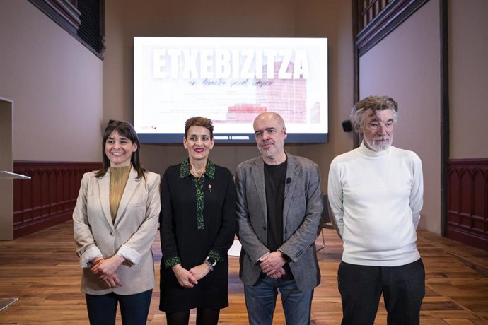 De izquierda a derecha de la imagen: la vicepresidenta Begoña Alfaro, la presidenta María Chivite, el secretario general de CCOO, Unai Sordo y el líder del sindicato en Navarra, Chechu Rodríguez.