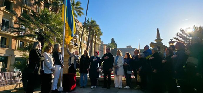 La Cónsul en Málaga, Svitlana Kramarenko, ha izado la bandera ucraniana en la Glorieta de España