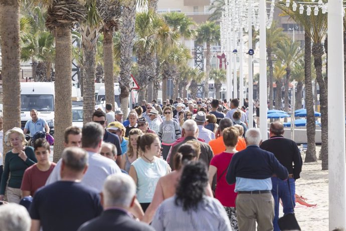 Archivo - Arxiu - El passeig marítim de Benidorm ple de turistes en una imatge d'arxiu.