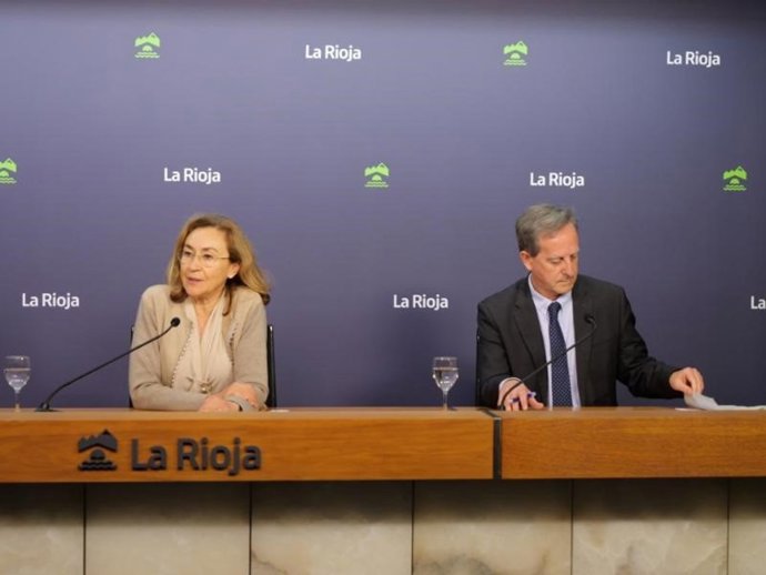 La consejera de Salud y Políticas Sociales, María Martín, y el subdirector general de Estrategia de Salud Mental y Emocional, Carlos Piserra