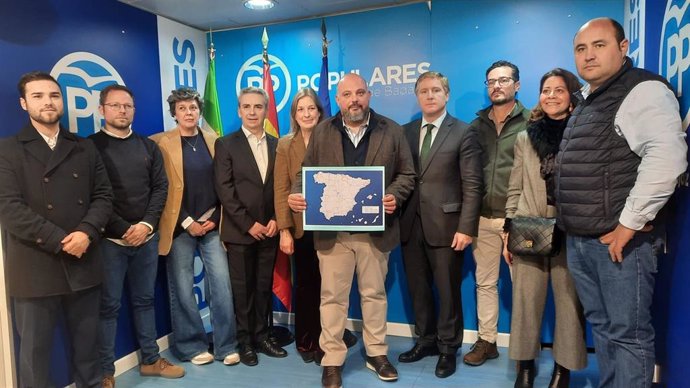 El presidente del Partido Popular en la provincia de Badajoz, acompañado de alcaldes y portavoces de poblaciones afectadas por la N-435
