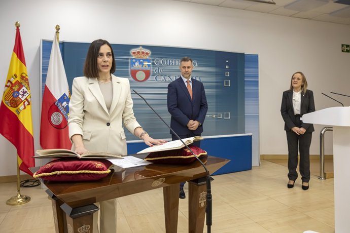 El consejero de Cultura, Turismo y Deporte, Luis Martínez Abad, asiste a la toma de posesión de la directora de Turismo y Hostelería, María Saiz Villar.