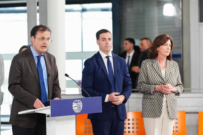 El consejero de Salud y el lehendakari, durante su visita al PAC de San Martín