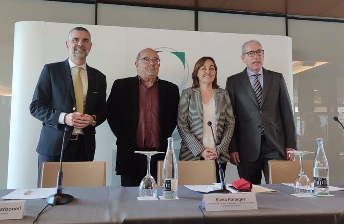 La portaveu del Govern i consellera de Territori, Sílvia Paneque, amb el pesident del Port de Barcelona, José Alberto Carbonell, i el president del Cercle d'Infraestructures, Santi Vila