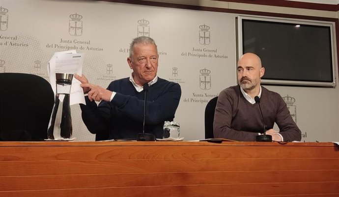 El diputado del PP, Manuel Felgueres y el presidente del PP de Pravia, Alberto Morán.