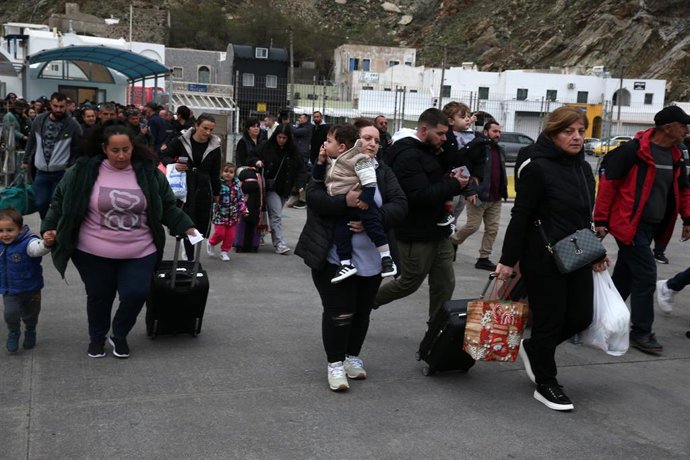 Un grupo de personas esperan para embarcar en un ferry en Santorini