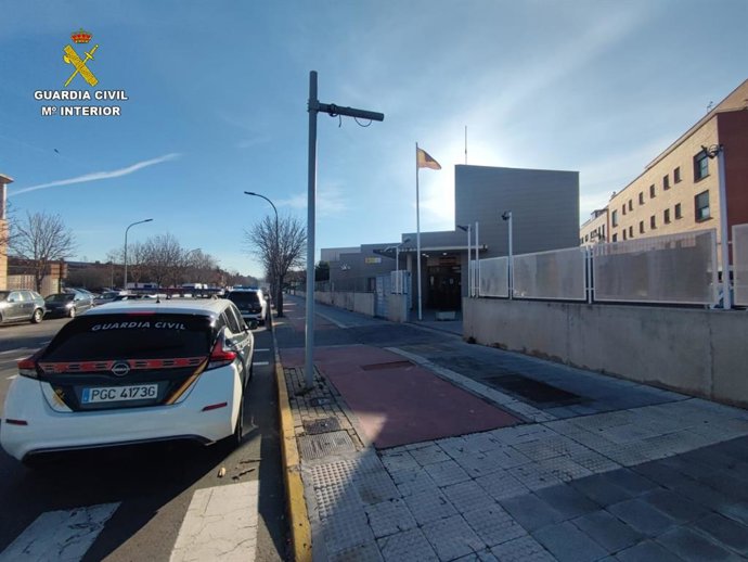 Según la investigación de la Guardia Civil, el detenido habría sustraído una tablet y tres teléfonos móviles valorados en más de 4.300 euros.