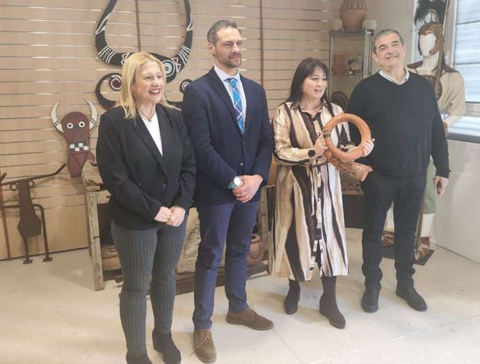 De izda a dcha, De Gregorio, Blanco, Jiménez y Santamaría visitan las instalaciones de la Asociación Tierraquemada.