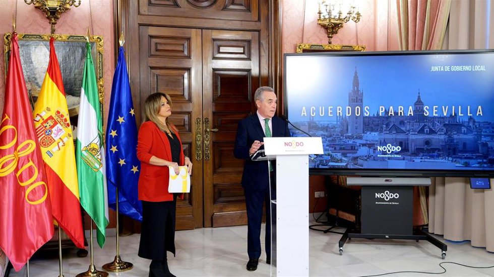 El delegado de Hacienda, Juan Bueno, y la delegada de Parques y Jardines, Evelia Rincón.