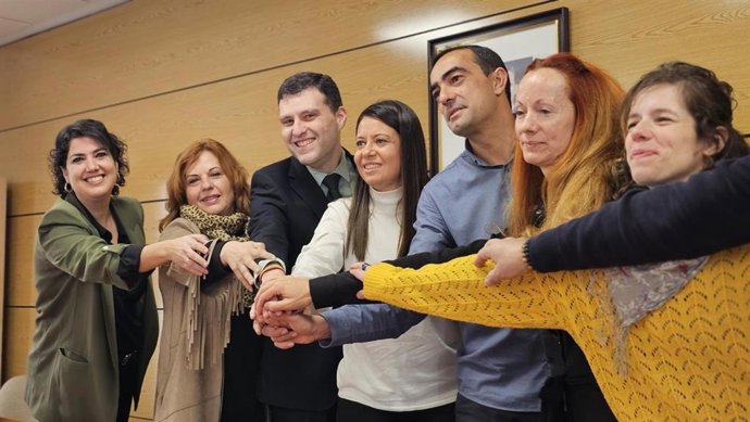 Foto de familia de la firma del convenio entre la Consejería de Bienestar Social y el Ayuntamiento de Chiloeches.