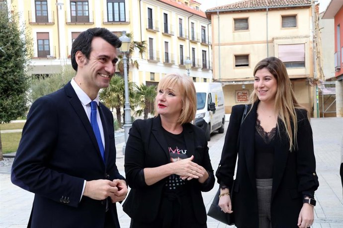 La Junta invita a entidades y empresas a las oportunidades que brinda el Programa de Fomento de Tierra de Campos. En la foto, la consejera, en el medio, durante su visita a Rioseco.