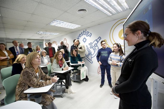 La consejera de Desarrollo Educativo y Formación Profesional, María del Carmen Castillo, y la alcaldesa de Jerez, María José García-Pelayo, en la nueva Aula del Futuro del CEP de Jerez.
