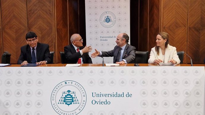 Las universidades de Oviedo y Piura suscriben acuerdo para el intercambio de estudiantado y personal .