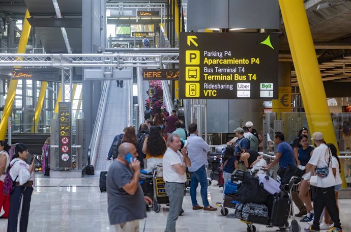 Archivo - Varias personas en la terminal T4 del aeropuerto Adolfo Suárez Madrid-Barajas, a 30 de agosto de 2024, en Madrid (España).  