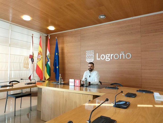 Archivo - El concejal del PSOE en el Ayuntamiento de Logroño, Iván Reinares, en comparecencia de prensa