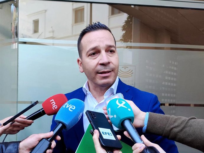 El portavoz de Vox en la Asamblea de Extremadura, Óscar Fernández, detalla la propuesta registrada para derogar la Ley LGTBI de Extremadura.