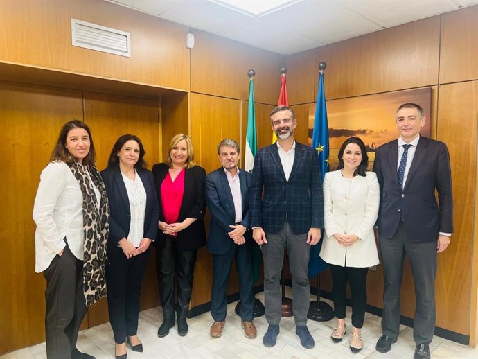 El consejero de Agricultura, Pesca, Agua y Desarrollo Rural, Ramón Fernández-Pacheco, se ha reunido en Sevilla con el presidente de la Asociación Española de Desalación y Reutilización (Aedyr), Domingo Zarzo.