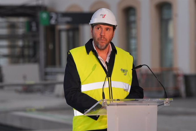 El ministro de Transportes y Movilidad Sostenible, Óscar Puente, en la estación del Norte de San Sebastián.