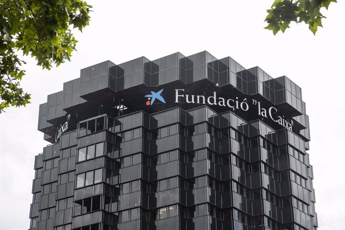 Archivo - Fachada de una de las torres de' la Caixa' en Barcelona.