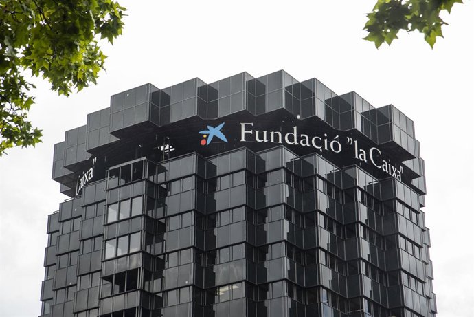 Archivo - Fachada de una de las torres de' la Caixa' en Barcelona.
