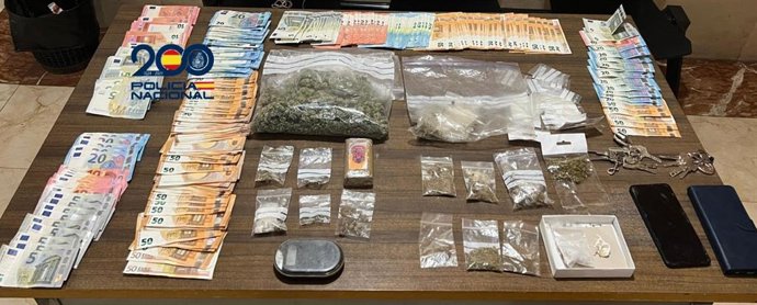 Droga, dinero y otros objetos incautados durante un arresto en Gijón por la Policía Nacional.