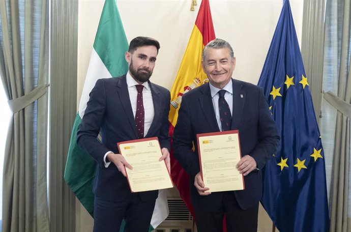 El consejero de la Presidencia, Interior, Diálogo Social y Simplificación Administrativa, Antonio Sanz, (d) y  el secretario de Estado de Seguridad, en el Ministerio del Interior Rafael Pérez (i) durante la firma del acuerdo.