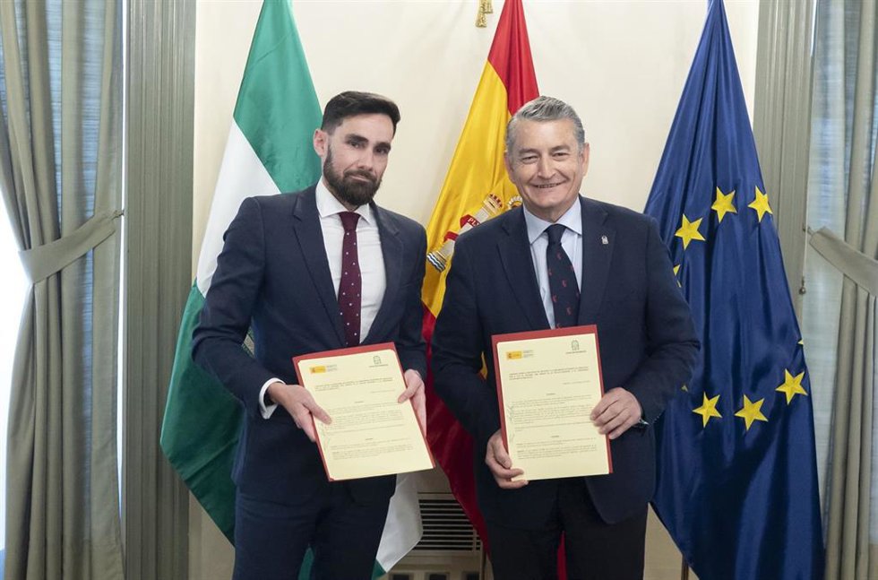 El consejero de la Presidencia, Interior, Diálogo Social y Simplificación Administrativa, Antonio Sanz, (d) y  el secretario de Estado de Seguridad, en el Ministerio del Interior Rafael Pérez (i) durante la firma del acuerdo.