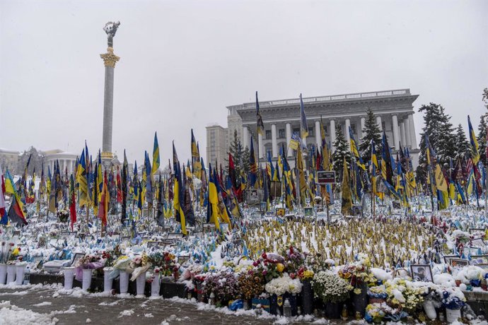 Archivo - Arquivo - 21 de novembro de 2024, Kiev, cidade de Kiev, Ucrânia: Na Praça da Independência, Majdan Nesaleschnost, as bandeiras ucranianas dos soldados mortos e das vítimas civis da invasão russa da Ucrânia são vistas cobertas de neve. Uma praga 