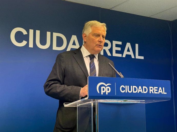 El alcalde de Ciudad Real, Francisco Cañizares, en rueda de prensa desde la sede del PP.