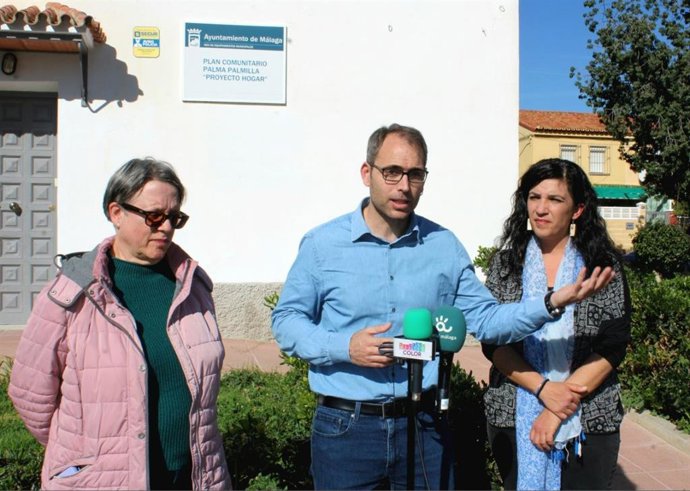 El coordinador general de Izquierda Unida y diputado por Málaga de Sumar, Toni Valero; la coordinadora provincial y portavoz adjunta de Con Málaga en el Ayuntamiento, Toni Morillas; y Carmen Castillo, de la asociación Nuestros Barrios.