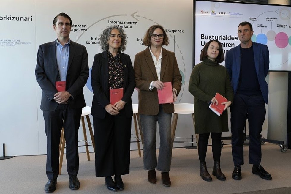 Representantes del Gobierno Vasco y Diputación Foral de Bizkaia en Gernika (Bizkaia)
