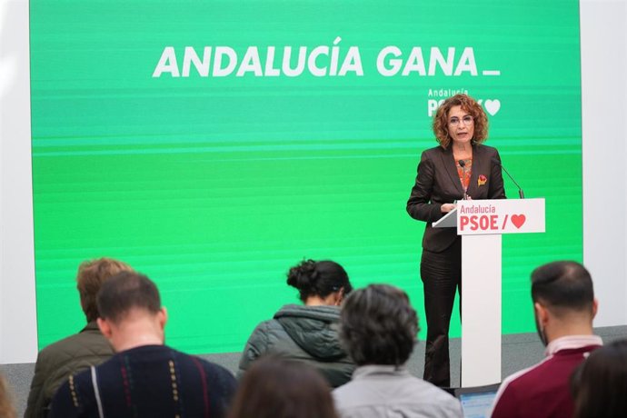La vicepresidenta primera del Gobierno y ministra de Hacienda, María Jesús Montero, en rueda de prensa en la sede regional del PSOE-A en Sevilla