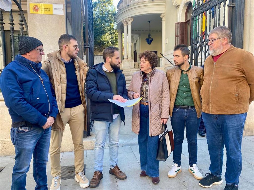 Pedro Sánchez, en el centro en la imagen, a las puertas de la Subdelegación del Gobierno en Granada con otros ediles del PSOE en Láchar