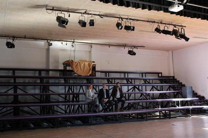 El delegado de Desarrollo Educativo y Formación Profesional y de Universidad, Investigación e Innovación, Miguel Briones, y la jefa del servicio de Ordenación Educativa, Aurora Díaz, en el Instituto Provincial de Educación Permanente de Málaga