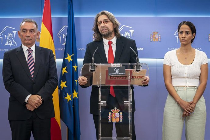 Archivo - El portavoz de IU en el Congreso y diputado de Sumar, Enrique Santiago (i), y los diputados de Sumar Francisco Sierra (c) y Tesh Sidi (d), ofrecen una rueda de prensa en el Congreso de los Diputados, a 6 de octubre de 2023, en Madrid (España). 