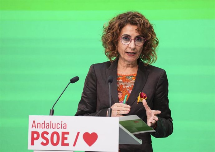La ministra de Hacienda del Gobierno de España y secretaria general del PSOE-A, María Jesús Montero, atiende a los medios de comunicación tras una reunión de trabajo en la sede del PSOE de Andaluía, a 14 de febrero de 2025 en Sevilla (Andalucía, España). 