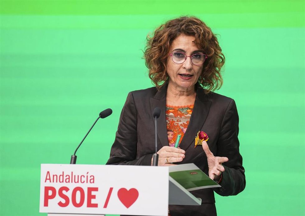 La ministra de Hacienda del Gobierno de España y secretaria general del PSOE-A, María Jesús Montero, atiende a los medios de comunicación tras una reunión de trabajo en la sede del PSOE de Andaluía, a 14 de febrero de 2025 en Sevilla (Andalucía, España)