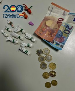 Droga y dinero intervenido en el centro de Córdoba.