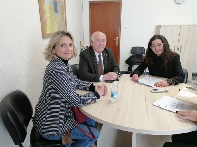La responsable de Cooperación Internacional, Participación Ciudadana y Consumo de la Diputación, Ana Moreno, con representantes del Banco de Alimentos de Cádiz